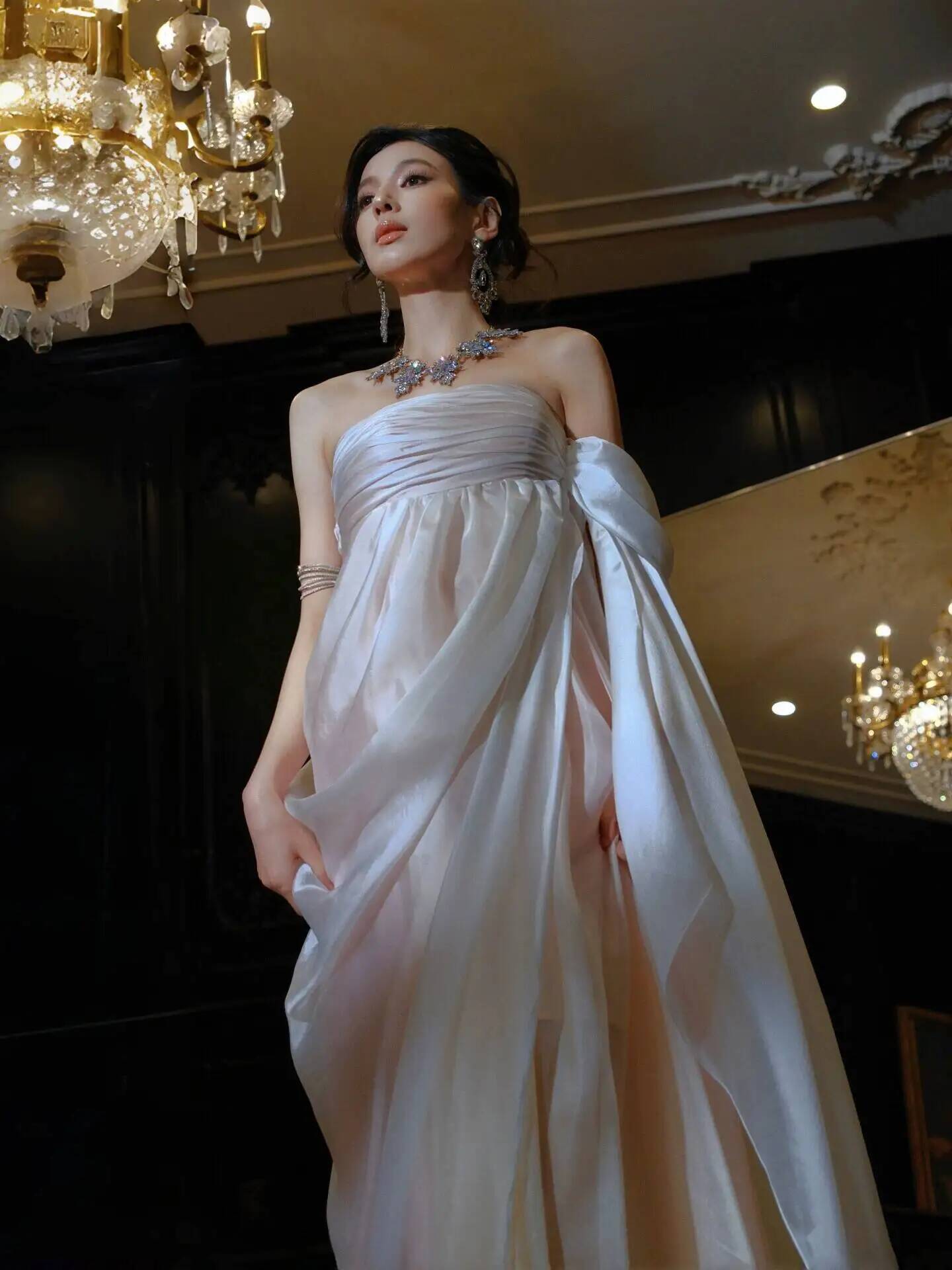 끈 없는 흐르는 듯한 쉬폰 이브닝 가운, 여성용 그리스 - Evening Gown 리뷰 및 가격